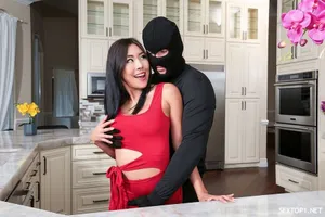 Quản lý đi làm ăn, cậu nhân viên đến nhà nện vợ yêu ông ấy