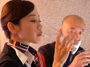Vợ xinh đẹp cho cấp trên cũ quan hệ để giúp chồng