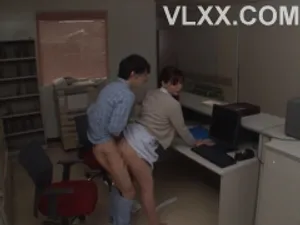 đồng nghiệp nữ làm chung công ty xin ngủ ngờ nhà tôi vì một cơn bão, tôi quan hệ cô ấy cả đêm