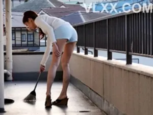 Anh trai bất lực trước cô em ghệ cùng cha khác má khiêu khích