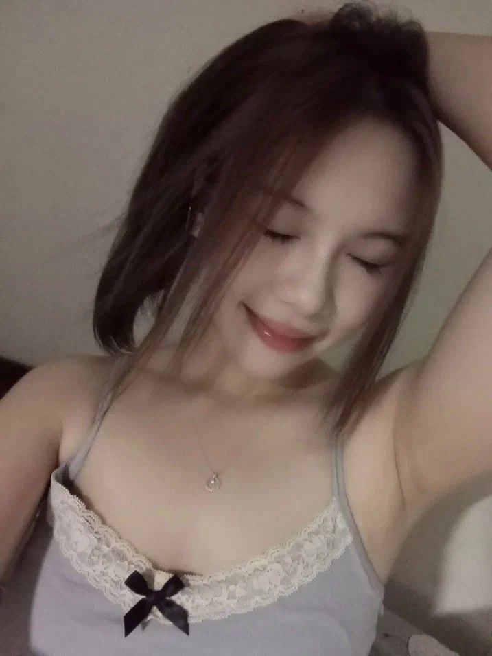 Tongtong, một phụ nữ trẻ còn sữa, vẫn đang cho con bú. Để kiếm tiền mua sữa bột, cô ta mời người hâm mộ quan hệ tình dục. Âm hộ của cô ấy hồng và mềm mại, còn dịch âm đạo thì phun ra. Cô ấy cứ tiếp tục làm như vậy.