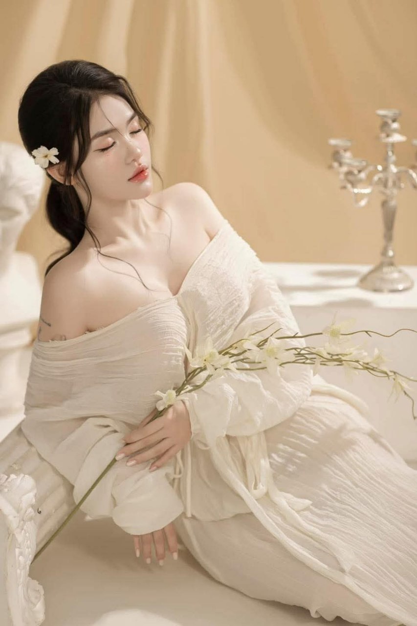 Nana biến thái - Bà già to lớn được một anh chàng mới vào nghề lấp đầy cái lồn đầy lông mọng nước của mình